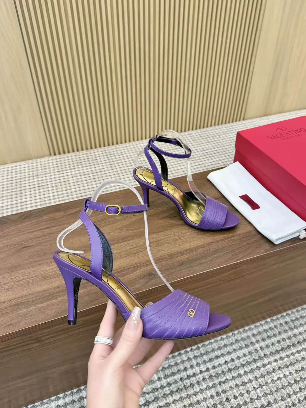 👟👟Ex-factory price 440👟👟 Genuine leather sole +40 Top version 𝑉𝐴𝐿𝐸𝑁𝑇𝐼𝑁𝑂 Valentino new spring and summer women's sandals worth buying ★Absolutely high-grade ❥Original method Absolute sensibility ❥Elegant style Create a different feeling Simple temperament style!  Code number: 35-41 (34-42 customized) Fabric: Imported sheepskin Lining: Lined sheepskin Heel height: 8 cm Leather outsole Rubber outsole